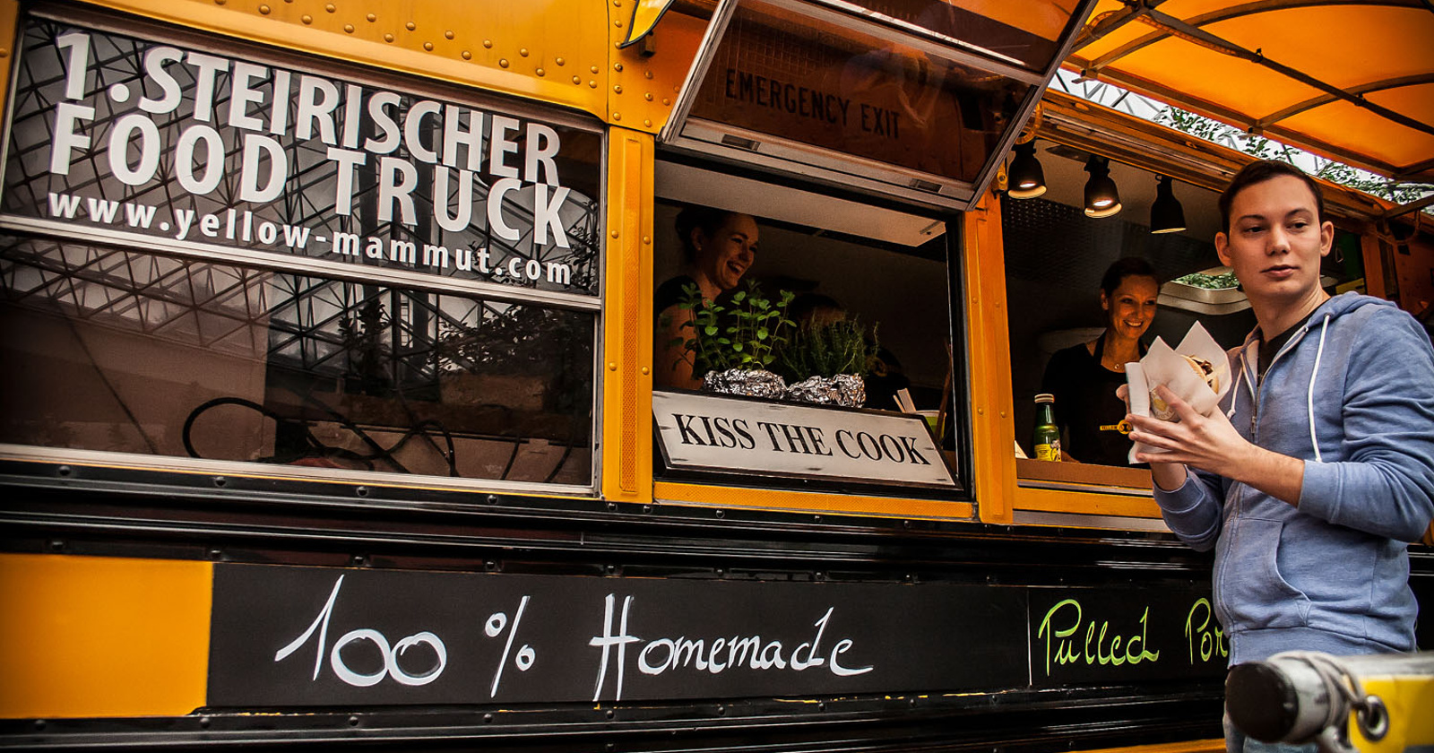 Na evropskem street food festivalu sodelujejo tovornjaki in kuharji s celega sveta – ne glede na to, ali gre za tajski kari, ameriški burger, vegansko pito, avstrijsko klobaso ali japonski sushi, so vse jedi sveže in pripravljene na kraju samem.