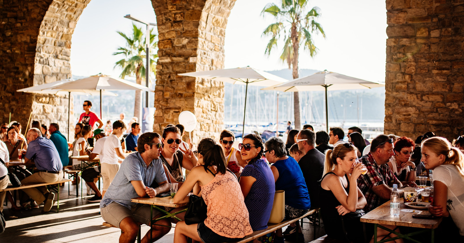 Odprta kuhna sodeluje s kulinaričnimi ponudniki, ki zadostijo strogim kriterijem glede kakovosti, raznolikosti in edinstvenosti ponudbe, ter se odmika od običajne hitre prehrane.