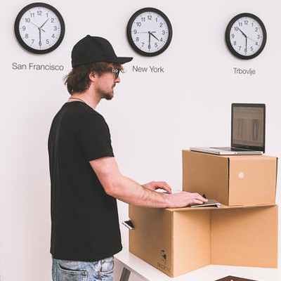 Switch Stance - prenosna kartonasta miza