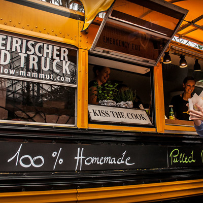 Na evropskem street food festivalu sodelujejo tovornjaki in kuharji s celega sveta – ne glede na to, ali gre za tajski kari, ameriški burger, vegansko pito, avstrijsko klobaso ali japonski sushi, so vse jedi sveže in pripravljene na kraju samem.