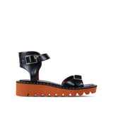 Futuristični sandali BLACK ODETTE v črni barvi, z močnim, kontrastnim gumijastim podplatom, ustvarjeni iz okolja prijaznih materialov so tudi del stalnega prizadevanja za okolju prijazno modo. Cena: 840 evrov. stellamccartney.com