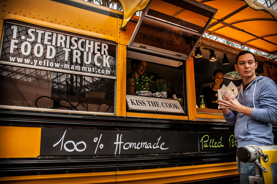 Na evropskem street food festivalu sodelujejo tovornjaki in kuharji s celega sveta – ne glede na to, ali gre za tajski kari, ameriški burger, vegansko pito, avstrijsko klobaso ali japonski sushi, so vse jedi sveže in pripravljene na kraju samem.