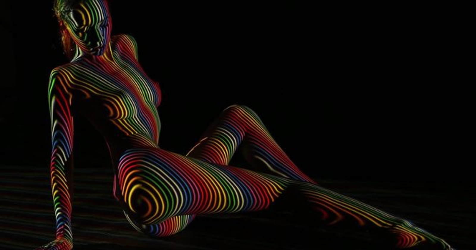 Ženski akti oblečeni v svetlobo