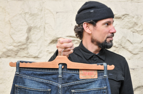 Prvi obešalnik oblikovan za kavbojke 1463421537344