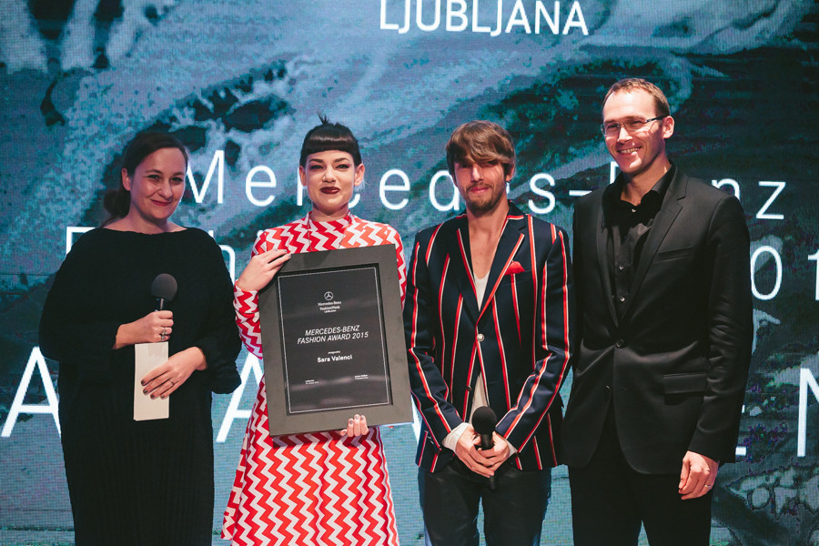 Sara Valenci, dobitnica Mercedes-Benz Fashion Award, in predsednica žirije Nataša Peršuh, Aljoša Bagola in Rasto Oderlap.