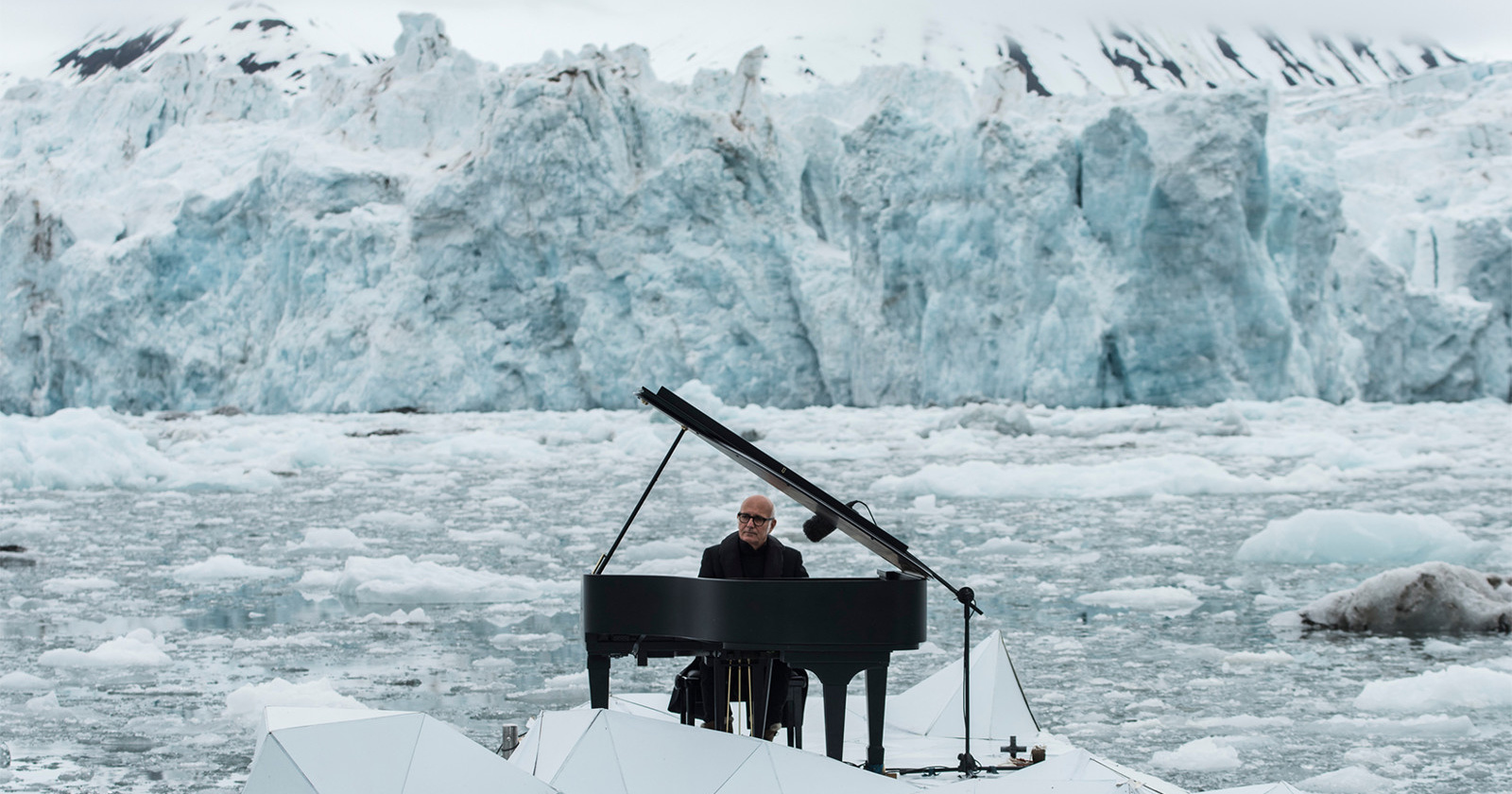 Zgodovinski performans pianista Ludovica Einaudija sredi Arktike