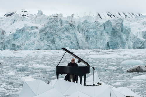 Zgodovinski performans pianista Ludovica Einaudija sredi Arktike