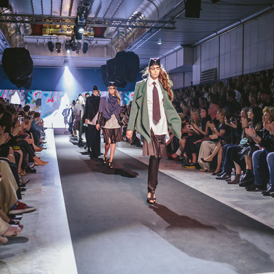 Sledimo #MBFWLJ na družbenih omrežjih.