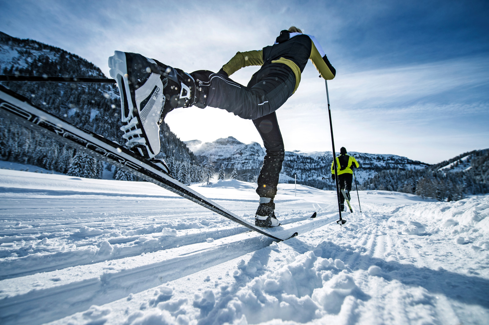 Skiing cross country skis. Кросс Кантри лыжи. Cross-Country Skiing Sport. Мотивация для лыжников. Лыжи Cross горные.