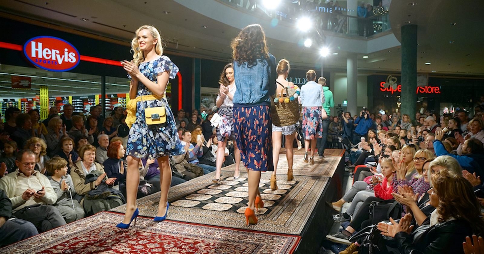 Po Europarkovi modni brvi so se sprehodili števili znani slovenski manekeni in manekenke (foto B. Mihalič).