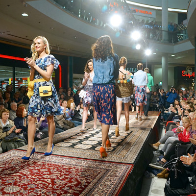 Po Europarkovi modni brvi so se sprehodili števili znani slovenski manekeni in manekenke (foto B. Mihalič).