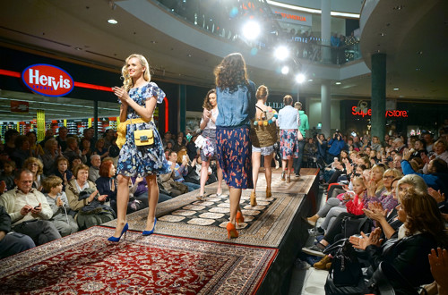 Po Europarkovi modni brvi so se sprehodili števili znani slovenski manekeni in manekenke (foto B. Mihalič). 1489657186241