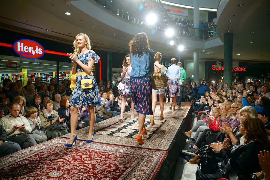 Po Europarkovi modni brvi so se sprehodili števili znani slovenski manekeni in manekenke (foto B. Mihalič).