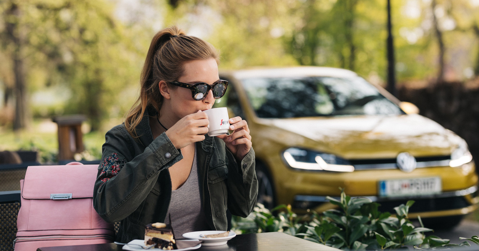 Kavarnica Mini Cafe Golf se lahko pohvali s svojim domačim sladoledom in slaščicami pa tudi dobro kavo. In še hiter modni namig: letos so v trendu nahrbtniki, ki jih najdemo tudi v najstarejši mestni veleblagovnici NAMA.
