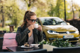 Kavarnica Mini Cafe Golf se lahko pohvali s svojim domačim sladoledom in slaščicami pa tudi dobro kavo. In še hiter modni namig: letos so v trendu nahrbtniki, ki jih najdemo tudi v najstarejši mestni veleblagovnici NAMA.