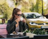 Kavarnica Mini Cafe Golf se lahko pohvali s svojim domačim sladoledom in slaščicami pa tudi dobro kavo. In še hiter modni namig: letos so v trendu nahrbtniki, ki jih najdemo tudi v najstarejši mestni veleblagovnici NAMA.