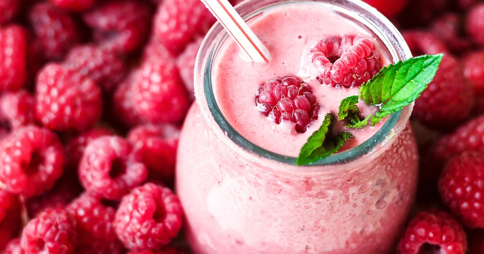 Ledeni smuti z okusom malin in kokosa