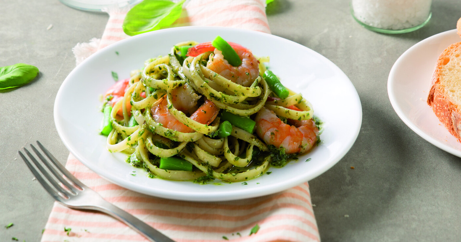 Ploščati špageti Barilla s pestom s svežo baziliko, kozicami in stročjim fižolom