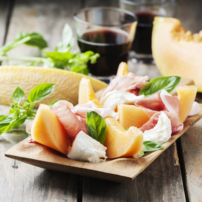 Osvežujoča solata iz melone, češnjevih paradižnikov in pršuta