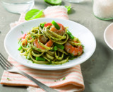 Ploščati špageti Barilla s pestom s svežo baziliko, kozicami in stročjim fižolom