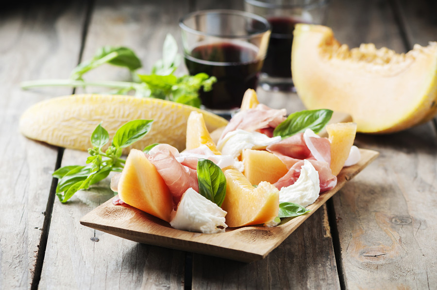 Osvežujoča solata iz melone, češnjevih paradižnikov in pršuta