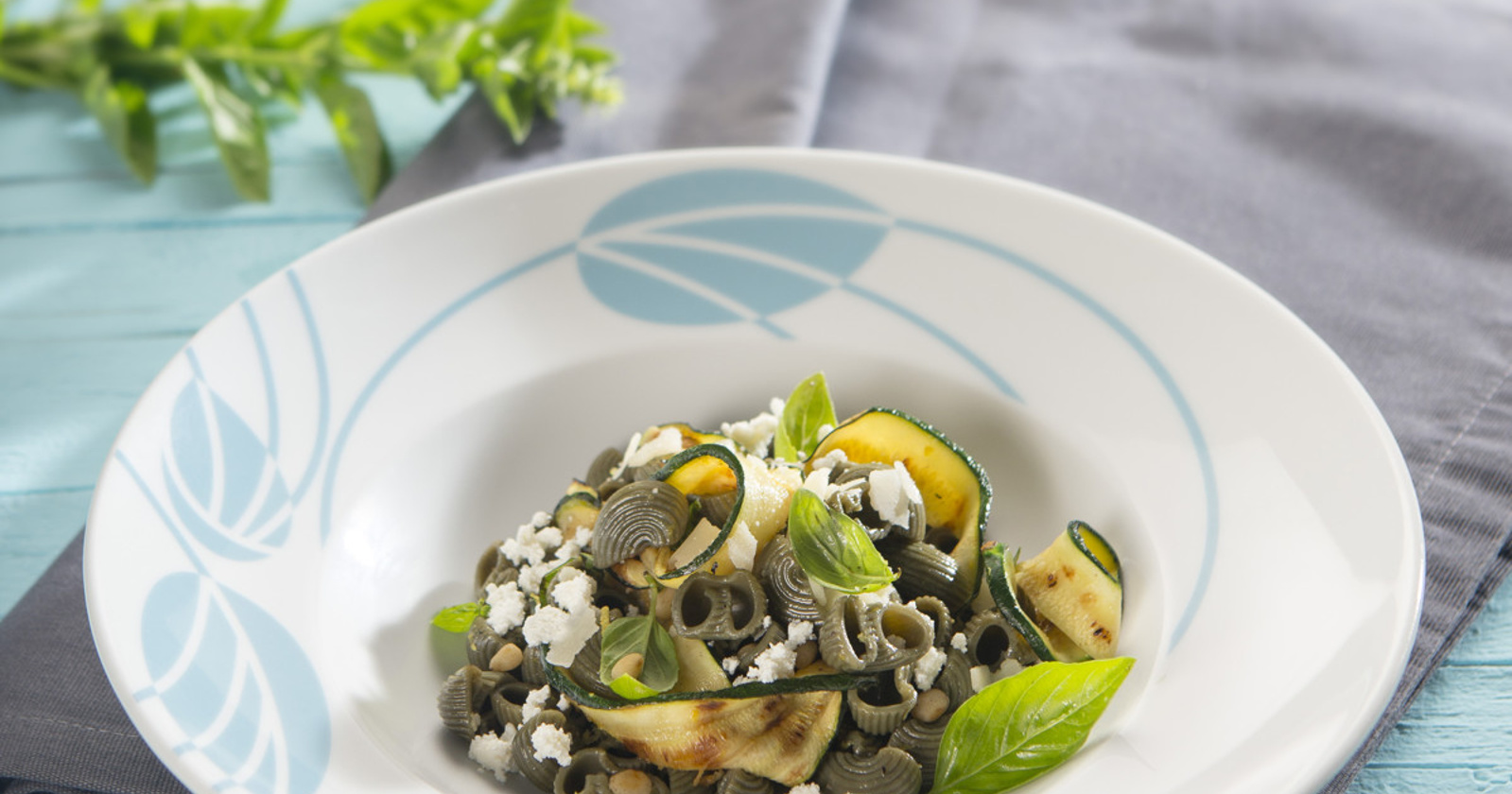 Recept: Koprivni polžki s skuto in bučkami