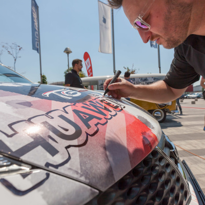 Slovenski ilustrator poslikal avto za Huawei