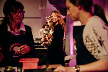 Da so šampinjoni zdrava izbira in omogočajo pripravo številnih receptov, so na kuharskem dogodku dokazali tudi številni znani Slovenci, ki so v družbi ambasadorjev, Marka Potrča in Jane Koteska, zavihali rokave in kuhali za dober namen.