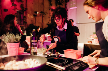 Da so šampinjoni zdrava izbira in omogočajo pripravo številnih receptov, so na kuharskem dogodku dokazali tudi številni znani Slovenci, ki so v družbi ambasadorjev, Marka Potrča in Jane Koteska, zavihali rokave in kuhali za dober namen.