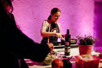 Da so šampinjoni zdrava izbira in omogočajo pripravo številnih receptov, so na kuharskem dogodku dokazali tudi številni znani Slovenci, ki so v družbi ambasadorjev, Marka Potrča in Jane Koteska, zavihali rokave in kuhali za dober namen.