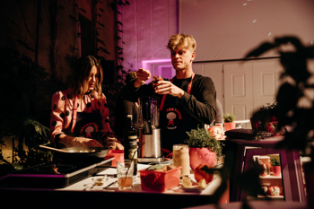 Da so šampinjoni zdrava izbira in omogočajo pripravo številnih receptov, so na kuharskem dogodku dokazali tudi številni znani Slovenci, ki so v družbi ambasadorjev, Marka Potrča in Jane Koteska, zavihali rokave in kuhali za dober namen.