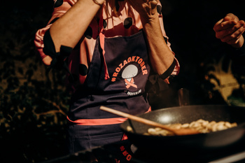 Da so šampinjoni zdrava izbira in omogočajo pripravo številnih receptov, so na kuharskem dogodku dokazali tudi številni znani Slovenci, ki so v družbi ambasadorjev, Marka Potrča in Jane Koteska, zavihali rokave in kuhali za dober namen.