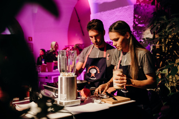 Da so šampinjoni zdrava izbira in omogočajo pripravo številnih receptov, so na kuharskem dogodku dokazali tudi številni znani Slovenci, ki so v družbi ambasadorjev, Marka Potrča in Jane Koteska, zavihali rokave in kuhali za dober namen.