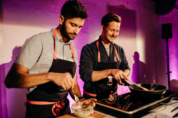 Da so šampinjoni zdrava izbira in omogočajo pripravo številnih receptov, so na kuharskem dogodku dokazali tudi številni znani Slovenci, ki so v družbi ambasadorjev, Marka Potrča in Jane Koteska, zavihali rokave in kuhali za dober namen.