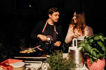 Da so šampinjoni zdrava izbira in omogočajo pripravo številnih receptov, so na kuharskem dogodku dokazali tudi številni znani Slovenci, ki so v družbi ambasadorjev, Marka Potrča in Jane Koteska, zavihali rokave in kuhali za dober namen.