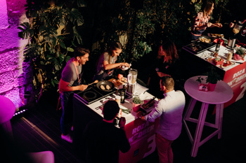 Da so šampinjoni zdrava izbira in omogočajo pripravo številnih receptov, so na kuharskem dogodku dokazali tudi številni znani Slovenci, ki so v družbi ambasadorjev, Marka Potrča in Jane Koteska, zavihali rokave in kuhali za dober namen.