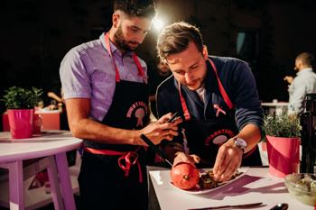 Da so šampinjoni zdrava izbira in omogočajo pripravo številnih receptov, so na kuharskem dogodku dokazali tudi številni znani Slovenci, ki so v družbi ambasadorjev, Marka Potrča in Jane Koteska, zavihali rokave in kuhali za dober namen.