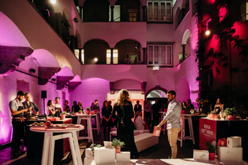 Da so šampinjoni zdrava izbira in omogočajo pripravo številnih receptov, so na kuharskem dogodku dokazali tudi številni znani Slovenci, ki so v družbi ambasadorjev, Marka Potrča in Jane Koteska, zavihali rokave in kuhali za dober namen.