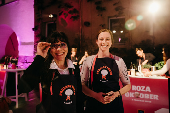 Da so šampinjoni zdrava izbira in omogočajo pripravo številnih receptov, so na kuharskem dogodku dokazali tudi številni znani Slovenci, ki so v družbi ambasadorjev, Marka Potrča in Jane Koteska, zavihali rokave in kuhali za dober namen.