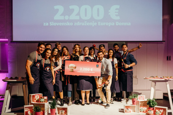 Da so šampinjoni zdrava izbira in omogočajo pripravo številnih receptov, so na kuharskem dogodku dokazali tudi številni znani Slovenci, ki so v družbi ambasadorjev, Marka Potrča in Jane Koteska, zavihali rokave in kuhali za dober namen.