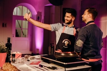 Da so šampinjoni zdrava izbira in omogočajo pripravo številnih receptov, so na kuharskem dogodku dokazali tudi številni znani Slovenci, ki so v družbi ambasadorjev, Marka Potrča in Jane Koteska, zavihali rokave in kuhali za dober namen.