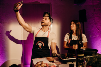 Da so šampinjoni zdrava izbira in omogočajo pripravo številnih receptov, so na kuharskem dogodku dokazali tudi številni znani Slovenci, ki so v družbi ambasadorjev, Marka Potrča in Jane Koteska, zavihali rokave in kuhali za dober namen.