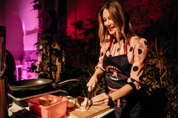 Da so šampinjoni zdrava izbira in omogočajo pripravo številnih receptov, so na kuharskem dogodku dokazali tudi številni znani Slovenci, ki so v družbi ambasadorjev, Marka Potrča in Jane Koteska, zavihali rokave in kuhali za dober namen.