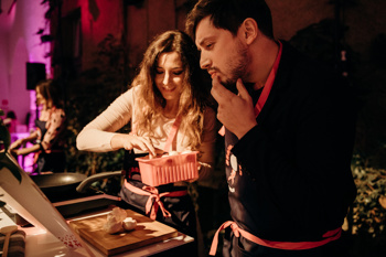 Da so šampinjoni zdrava izbira in omogočajo pripravo številnih receptov, so na kuharskem dogodku dokazali tudi številni znani Slovenci, ki so v družbi ambasadorjev, Marka Potrča in Jane Koteska, zavihali rokave in kuhali za dober namen.