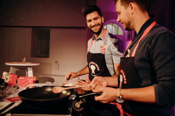 Da so šampinjoni zdrava izbira in omogočajo pripravo številnih receptov, so na kuharskem dogodku dokazali tudi številni znani Slovenci, ki so v družbi ambasadorjev, Marka Potrča in Jane Koteska, zavihali rokave in kuhali za dober namen.