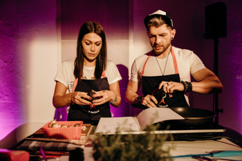 Da so šampinjoni zdrava izbira in omogočajo pripravo številnih receptov, so na kuharskem dogodku dokazali tudi številni znani Slovenci, ki so v družbi ambasadorjev, Marka Potrča in Jane Koteska, zavihali rokave in kuhali za dober namen.