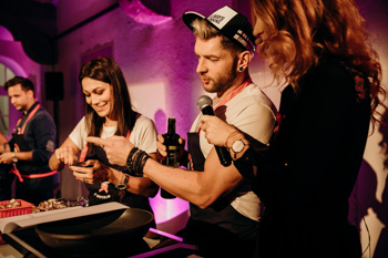 Da so šampinjoni zdrava izbira in omogočajo pripravo številnih receptov, so na kuharskem dogodku dokazali tudi številni znani Slovenci, ki so v družbi ambasadorjev, Marka Potrča in Jane Koteska, zavihali rokave in kuhali za dober namen.