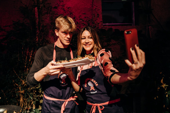 Da so šampinjoni zdrava izbira in omogočajo pripravo številnih receptov, so na kuharskem dogodku dokazali tudi številni znani Slovenci, ki so v družbi ambasadorjev, Marka Potrča in Jane Koteska, zavihali rokave in kuhali za dober namen.