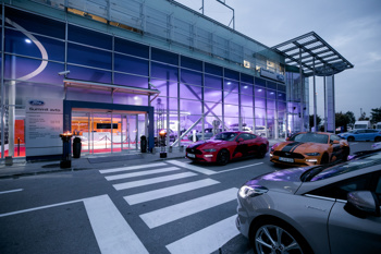 Praznovanje 25 let delovanja Forda v Sloveniji in prenovljen salon FordStore Summit avto so poleg poslovnih partnerjev, sodelavcev in medijev z udeležbo podprli tudi številni Fordovi ambasadorji, med njimi kuharski chef Bine Volčič, nekdanji smučar Rok Perko, priznana vizažistka Martina Vrhovnik in visokoleteča ambasadorja, Filip in Blaž iz dvojice F&B Acrobatics.