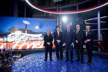 Praznovanje 25 let delovanja Forda v Sloveniji in prenovljen salon FordStore Summit avto so poleg poslovnih partnerjev, sodelavcev in medijev z udeležbo podprli tudi številni Fordovi ambasadorji, med njimi kuharski chef Bine Volčič, nekdanji smučar Rok Perko, priznana vizažistka Martina Vrhovnik in visokoleteča ambasadorja, Filip in Blaž iz dvojice F&B Acrobatics.